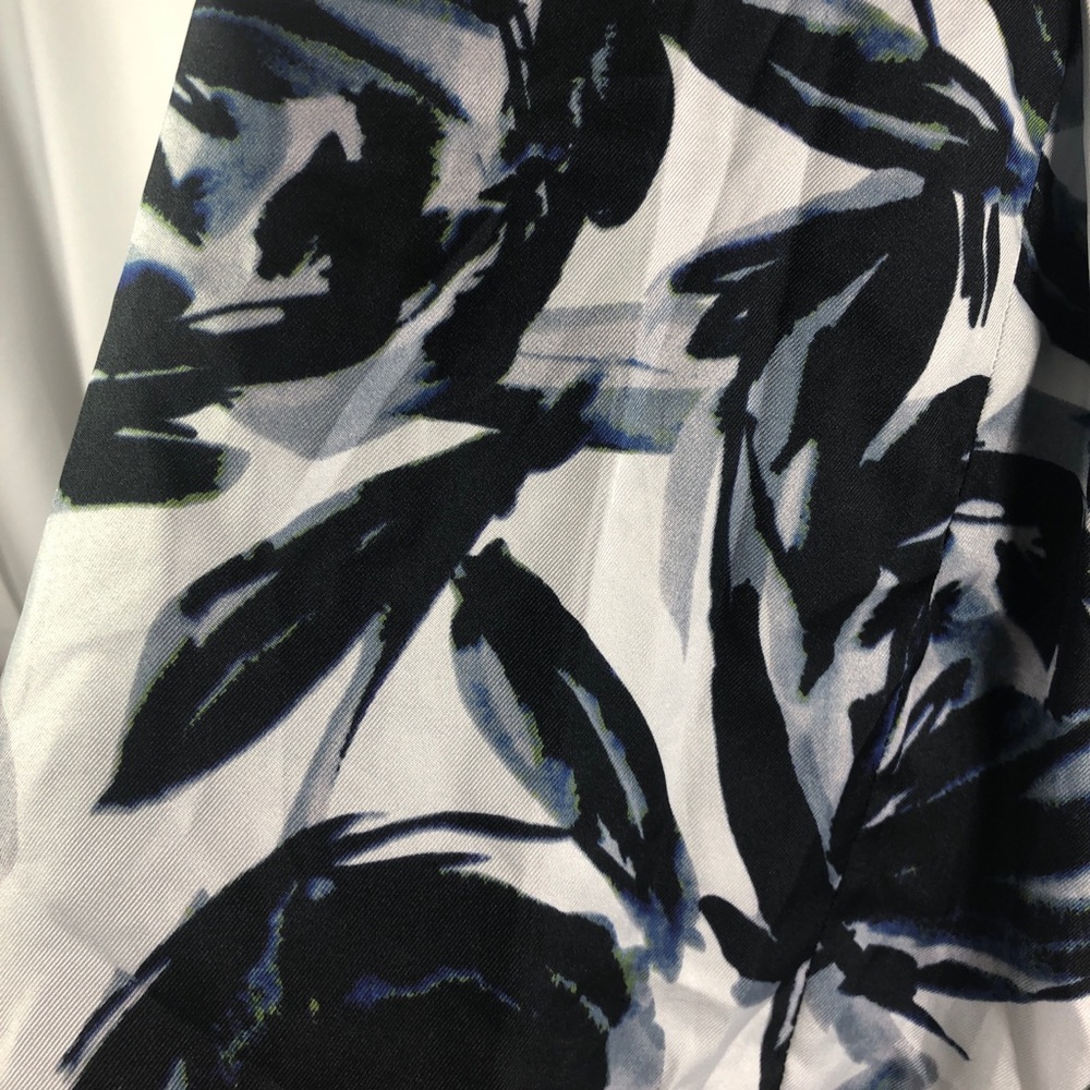 The Limited Floral Skirt. Size XS - Picture 2 of 8